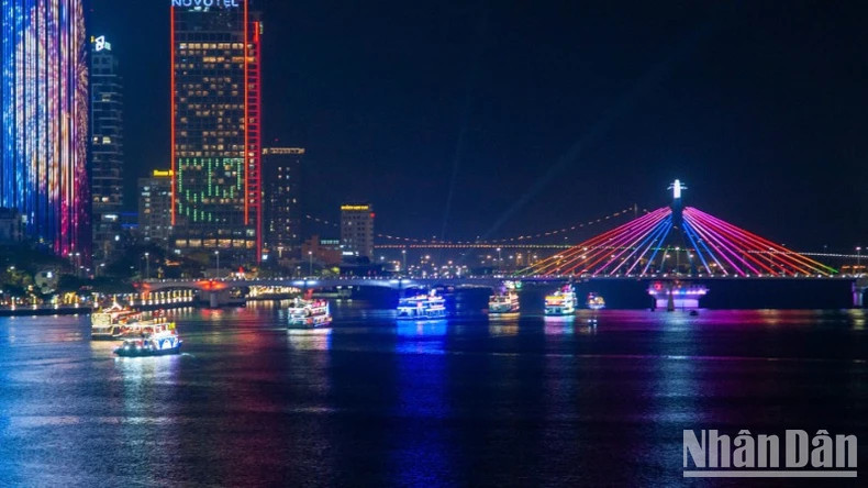 岘港夜间经济因旅游服务业而活跃。 岘港夜间经济因旅游服务业而活跃。