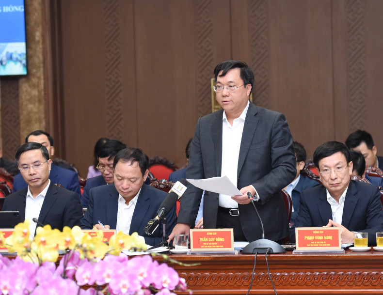 永福省人民委员会主席陈维东在会上发表讲话。 永福省人民委员会主席陈维东在会上发表讲话。