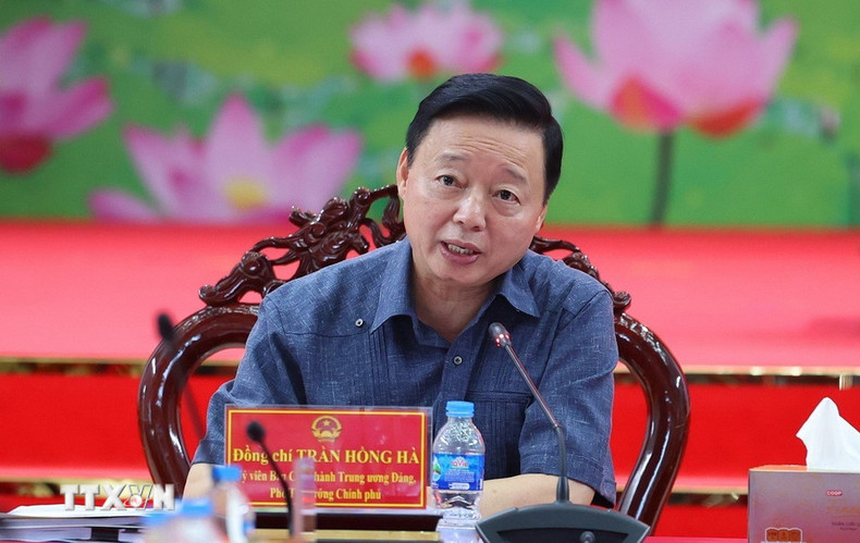 政府副总理陈红河在会上发表讲话。