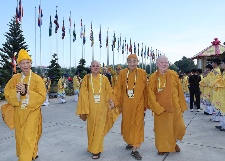 来自各国的僧侣和佛教代表出席2025年联合国卫塞节开幕式。(图片来源:越通社) 来自各国的僧侣和佛教代表出席2025年联合国卫塞节开幕式。(图片来源:越通社)