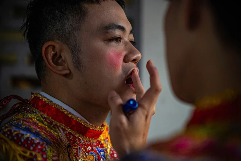 潮曲村腰鼓俱乐部成员涂上胭脂、男扮女装,准备参加腰鼓舞表演。 潮曲村腰鼓俱乐部成员涂上胭脂、男扮女装,准备参加腰鼓舞表演。