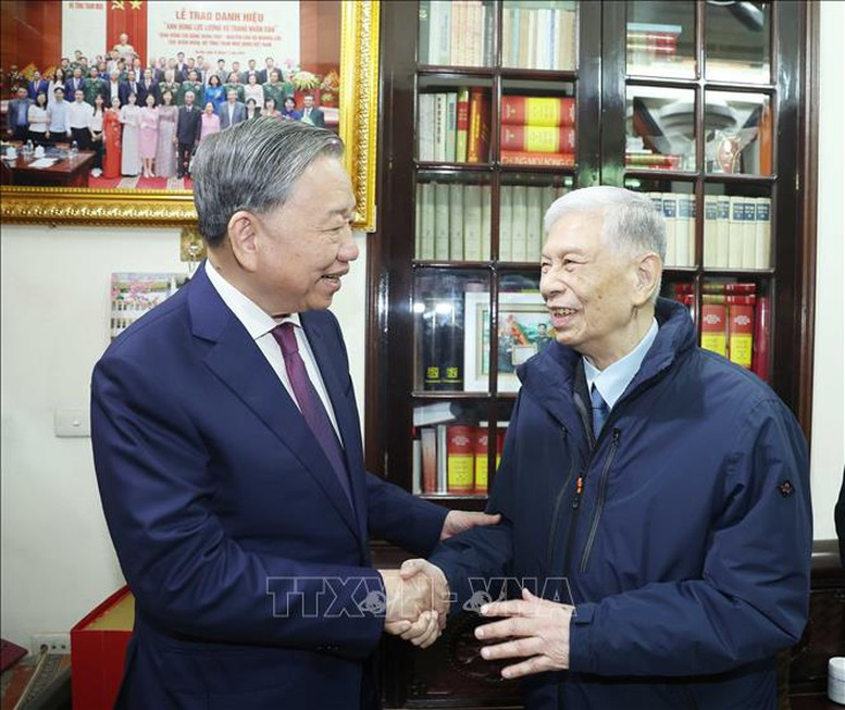 苏林总书记看望并向人民武装力量英雄邓军瑞中将致以新春祝福。(图片来源:越通社) 苏林总书记看望并向人民武装力量英雄邓军瑞中将致以新春祝福。(图片来源:越通社)