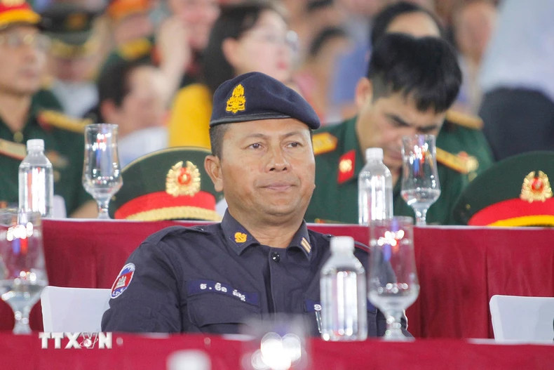 柬埔寨王家军领导出席庆祝越南南方解放、国家统一50周年阅兵和游行预演活动。(图片来源:越通社) 柬埔寨王家军领导出席庆祝越南南方解放、国家统一50周年阅兵和游行预演活动。(图片来源:越通社)