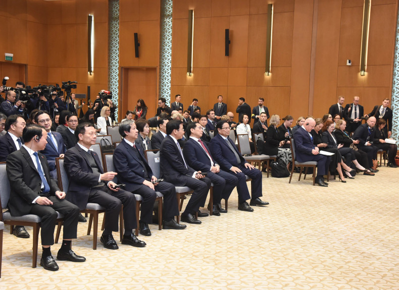 两位总理和与会代表。 两位总理和与会代表。