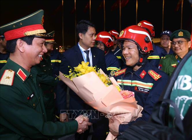 4月8日晚,越南人民军赴缅甸参加地震救灾工作的救援队从仰光安全返回河内。 4月8日晚,越南人民军赴缅甸参加地震救灾工作的救援队从仰光安全返回河内。