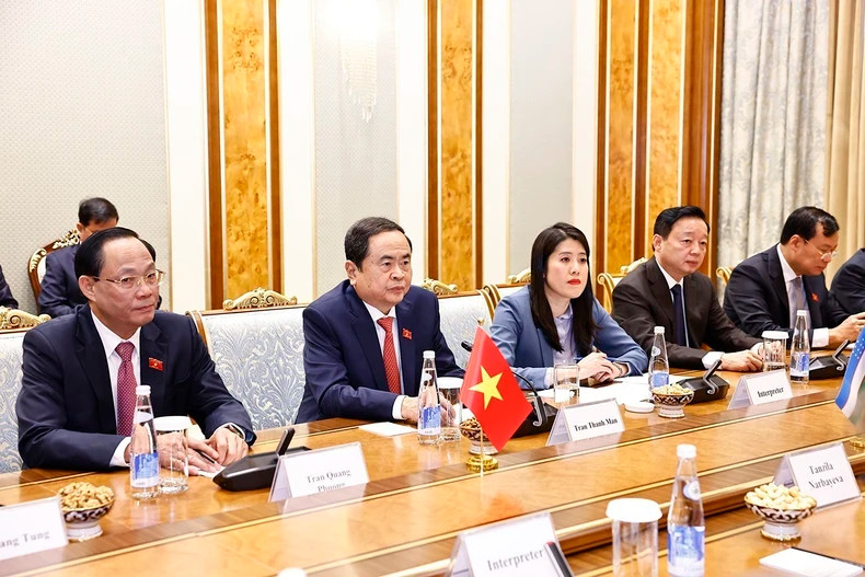 越南国会主席陈青敏在同乌兹别克斯坦参议院主席坦齐拉·纳尔巴耶娃举行会谈时发表讲话。（图片来源：越通社）