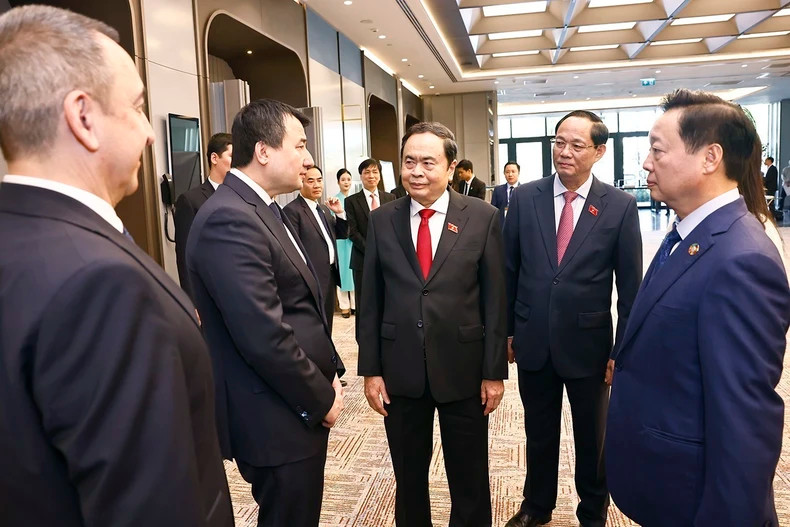 国会主席陈青敏和各位代表。