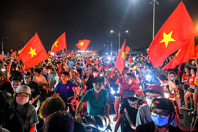 越南各地人民纷纷涌出家门 喜庆U23足球队赢得东运动男足冠军（组图） ảnh 2