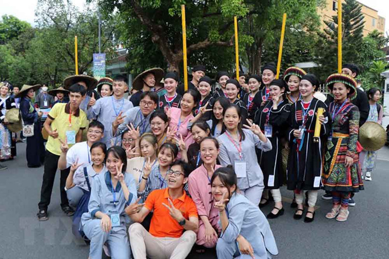 2022年顺化节：文化色彩的街头艺术节热闹开场 ảnh 10