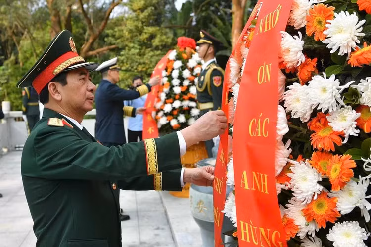 潘文江大将和董军上将在越中人民革命烈士纪念碑敬献花圈【组图】