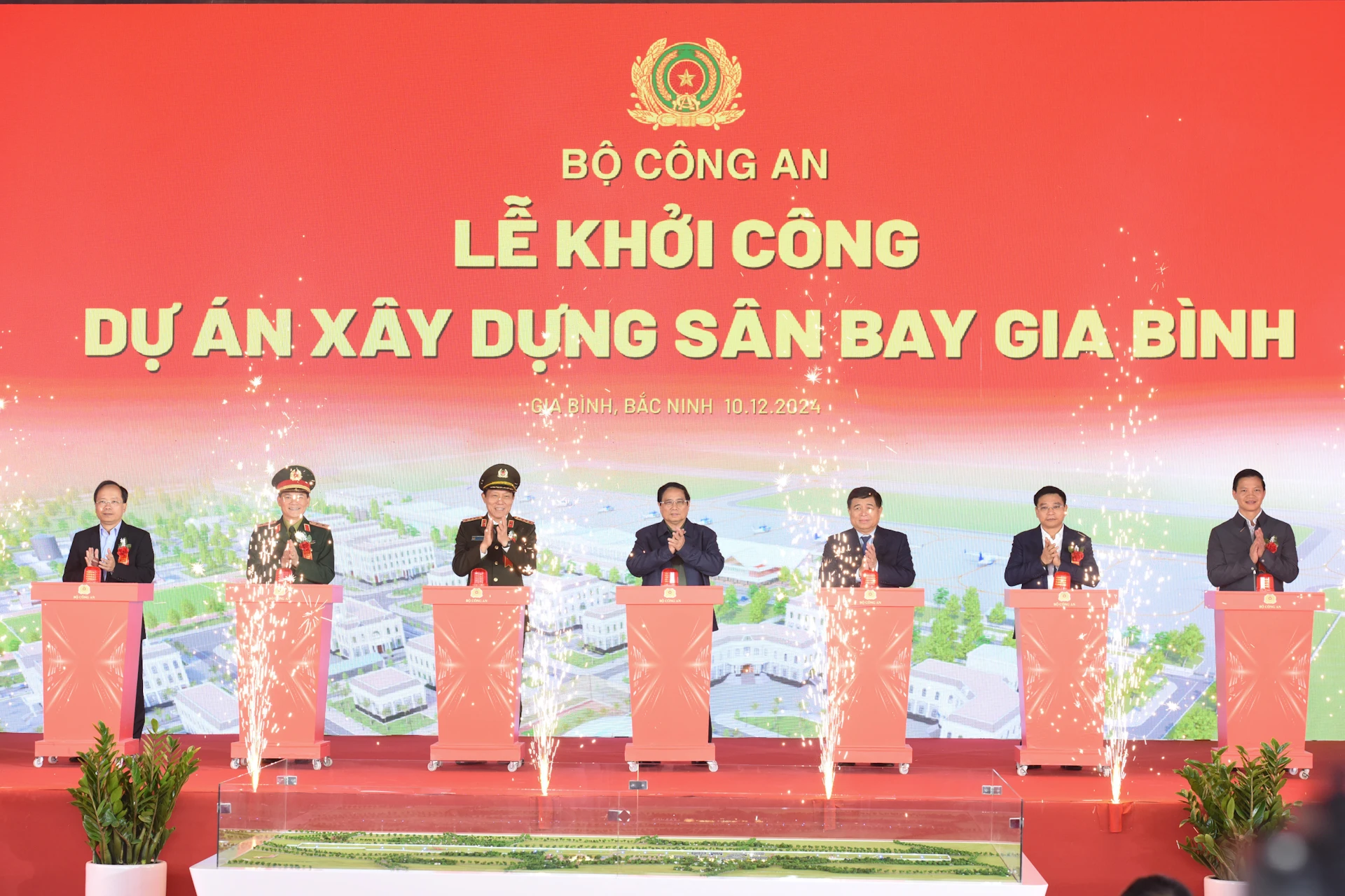 越南政府总理范明正出席嘉平机场建设项目动工仪式。