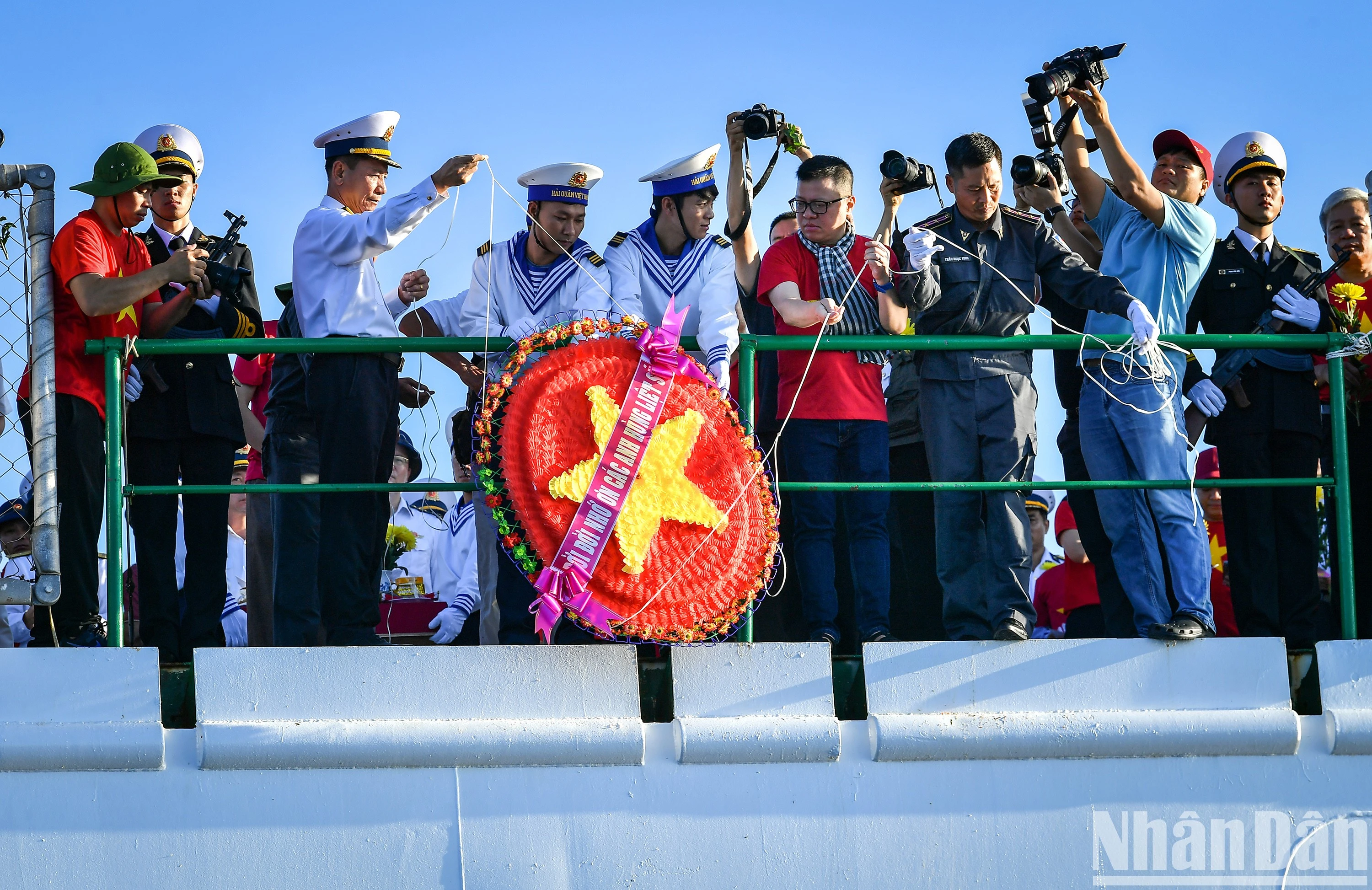 由全国各新闻媒体机构100名领导和记者组成的越南新闻工作者协会工作代表团在探访长沙群岛军民的海程途中，抵达了鬼鹿礁（Gạc Ma）、孤伶礁（Cô Lin）和带刀礁（Len Đao）。