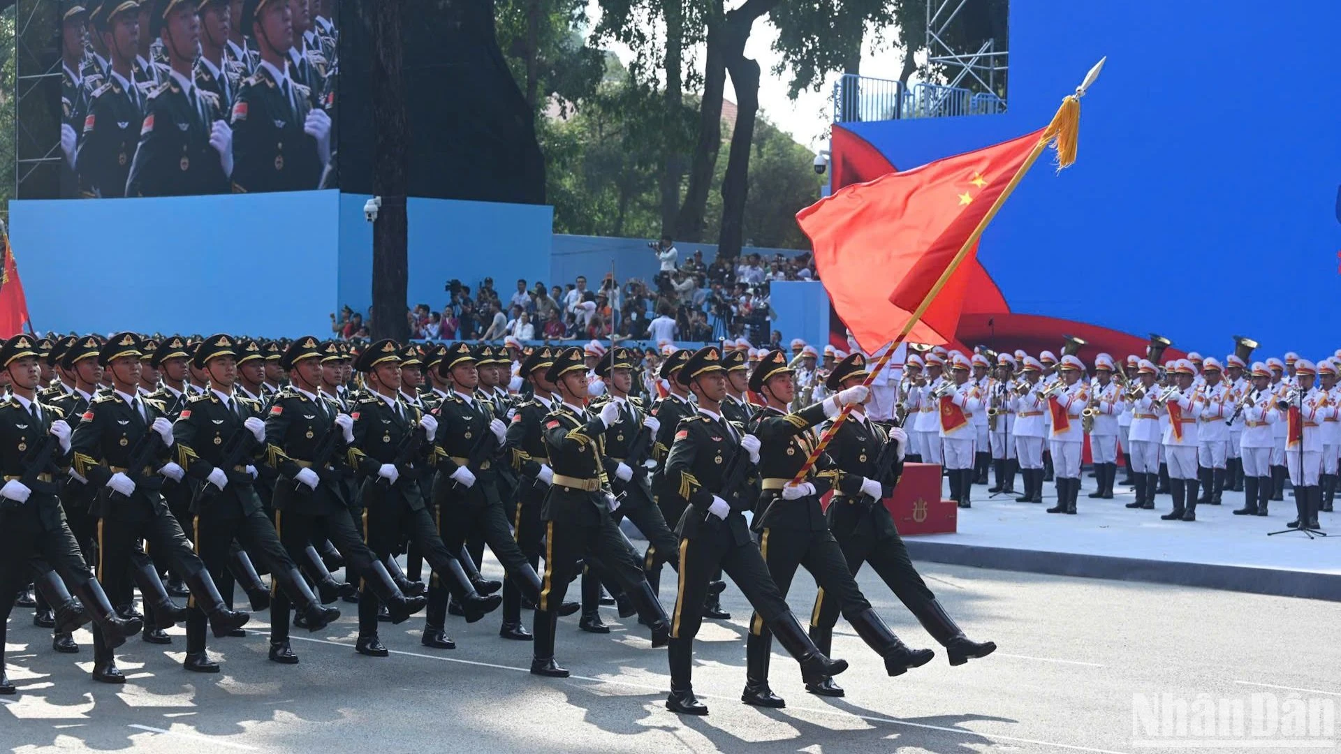 中老柬三国军队参加纪念南方解放、国家统一50周年阅兵、游行活动【组图】