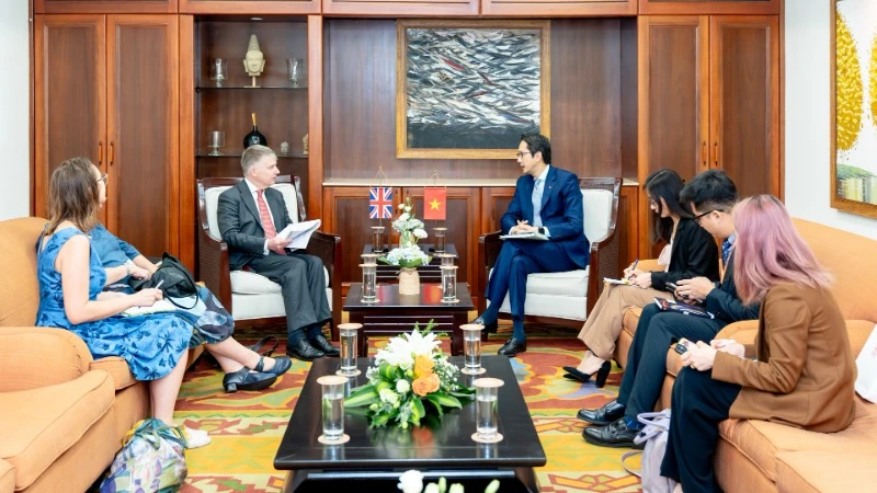 双方召开东盟高官会越南代表团团长和东盟高官会英国代表团团长的会议。（图片来源：越南外交部）