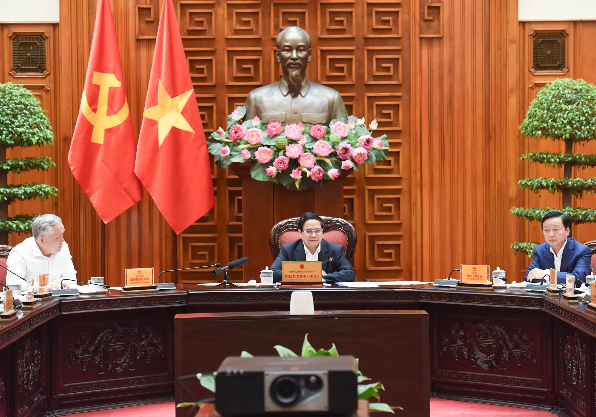 越南政府总理范明正主持有关越南进出口商品税收解决方案的会议【组图】