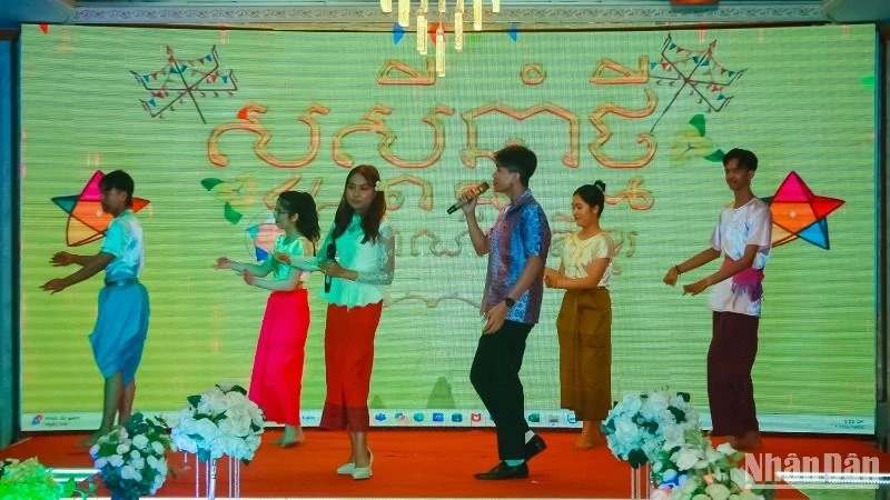 老挝和柬埔寨留学生在活动上的传统文艺表演节目。