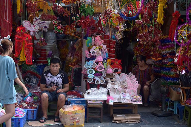 国产玩具挂满河内马街迎中秋 ảnh 2 国产玩具挂满河内马街迎中秋 ảnh 2