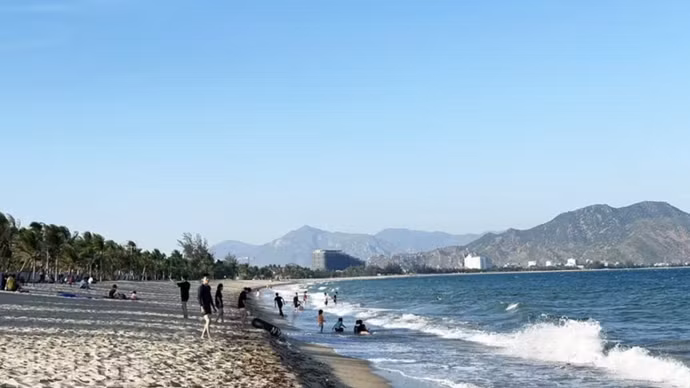 庆和省平山—宁楚海滩呈长达10多公里的弧形海岸，吸引大量游客前来度假休闲，全年皆可体验海滨休闲。（阮忠摄）