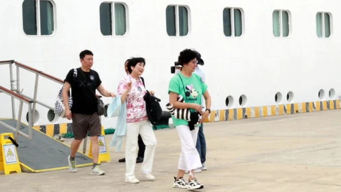 中国游客抵达越南广宁省下龙国际客运港，准备探索下龙湾的自然美景。（图片来源：越通社）