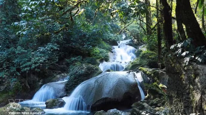 晴空万里之日，层层瀑布宛如一幅幅生动的山水秀丽画卷。（图片来源：越通社）