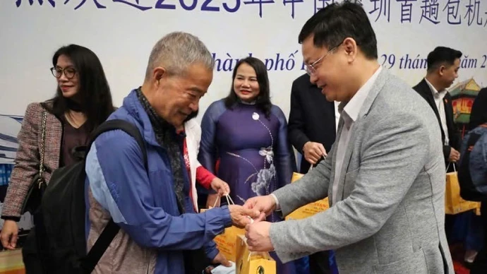 顺化市人民委员会领导向乘坐飞机抵达顺化的游客献花。