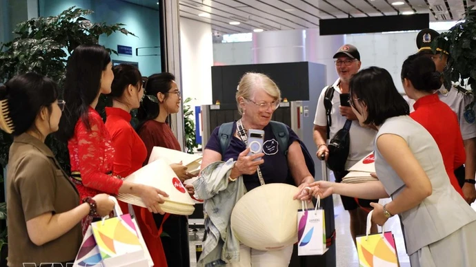 向菲律宾马尼拉和印度尼西亚巴厘岛直飞岘港市的两架航班上国际游客赠送礼物。