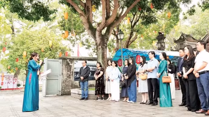 导游向游客们介绍北宁省都庙的历史。
