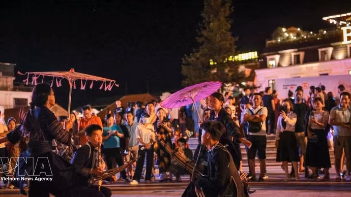 在沙坝广场举办的艺术表演。（图片来源：越通社）