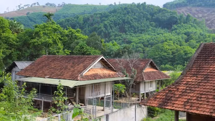 在当今钢筋混凝土建筑日益普及的时代，难能可贵的是，当地泰族群众仍坚持使用木材兴建新的高脚屋，而非改建为现代砖混房屋。（图片来源：越通社）
