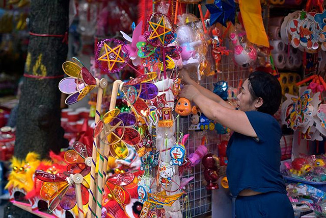 国产玩具挂满河内马街迎中秋 ảnh 3 国产玩具挂满河内马街迎中秋 ảnh 3