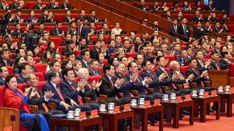 党、国家历届领导人出席越共十四大开幕式。