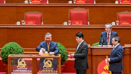 越共中央总书记苏林与党和国家领导人投票选举越南共产党第十四届中央委员会正式委员和候补委员。