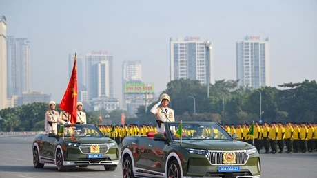 越南公安部举行党的十四大安保方案演练和出征仪式。