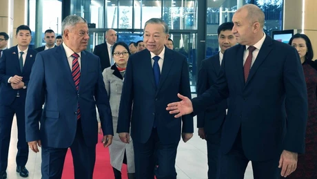 越共中央总书记苏林访问保加利亚Samel-90国防工业公司。(图片来源:越通社)