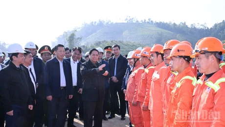 范明正总理视察谅山省友谊口岸—芝陵高速公路项目。