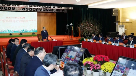 苏林总书记在会上发表讲话。