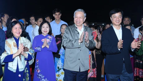 越共中央总书记苏林出席河内市上吉坊全国大团结日活动【组图】