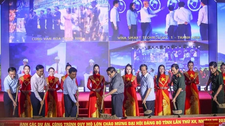 政府总理范明正出席清化省主会场并主持开工仪式。（图片来源：教育时代报）