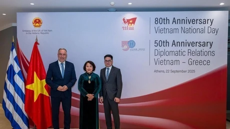 越南驻希腊大使范氏秋香与希腊发展部副部长斯塔夫罗斯卡拉法蒂斯（Stavros Kalafatis）。（图片来源：越通社）