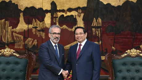 范明正总理会见葡萄牙国务部长兼外交部长保罗·兰热尔。