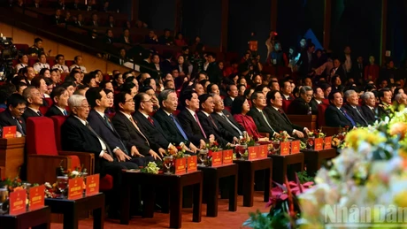 越南党和国家领导出席第十一届全国爱国竞赛大会。