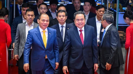 越南国会主席陈青敏前来出席2025年全球科学技术奖VinFuture颁奖典礼。