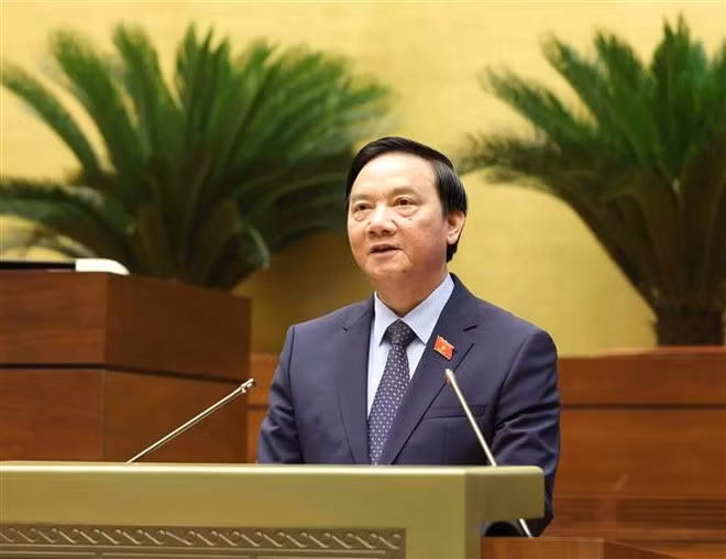 越南国会副主席、2013年《宪法》部分条款修改补充草案起草委员会副主任阮克定在会议上发言。 越南国会副主席、2013年《宪法》部分条款修改补充草案起草委员会副主任阮克定在会议上发言。