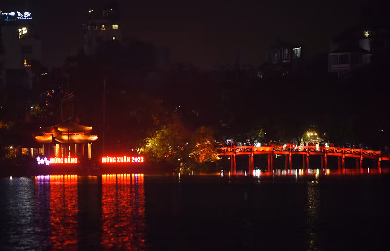 夜间的栖旭桥光彩耀眼。（陈海 摄）