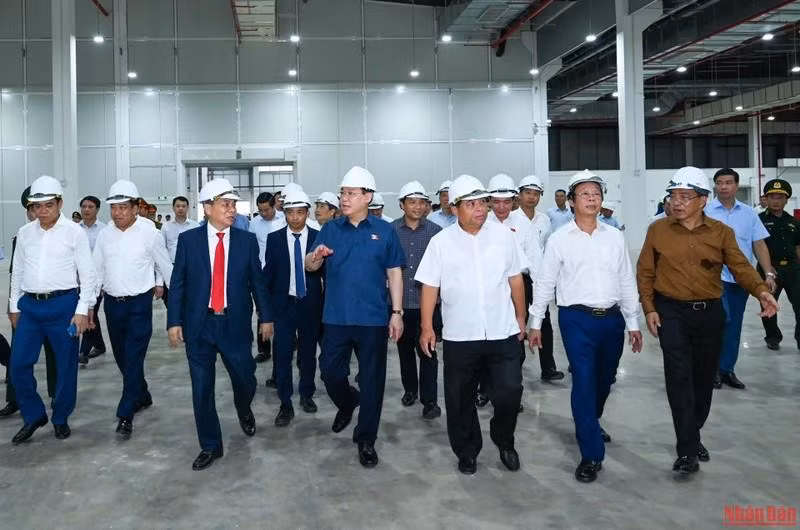 国会主席王廷惠和各位代表参观VineES电池厂。（维灵 摄）