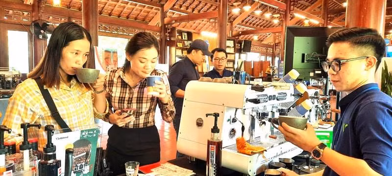 参加活动的游客。