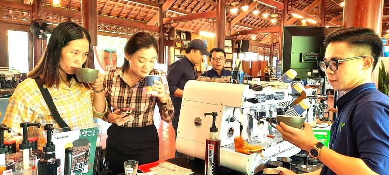 参加活动的游客。