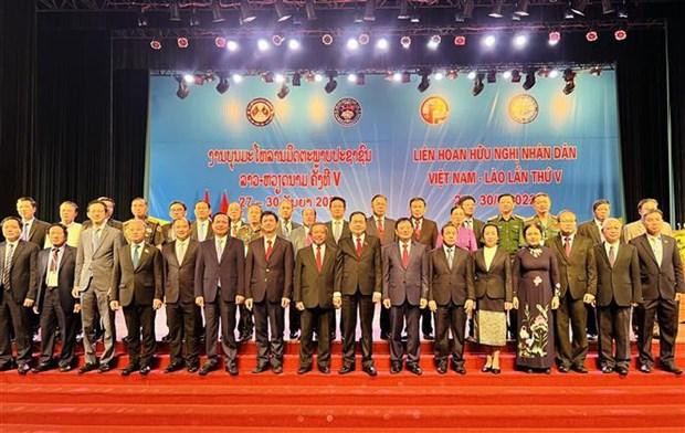 两国代表合影。