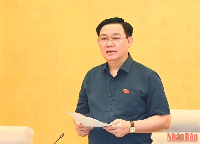 国会主席王廷惠致开幕词。