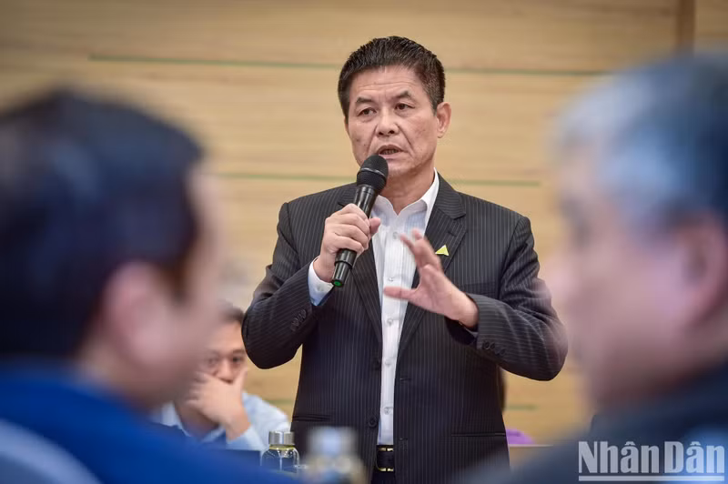 越南交通运输营销和旅行股份公司和越游航空公司董事长阮国旗发言。(成达 摄) 越南交通运输营销和旅行股份公司和越游航空公司董事长阮国旗发言。(成达 摄)